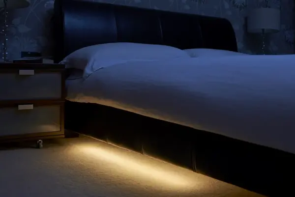 auraglow-rechargeable-wireless-pir-motion-sensor-30-led-1m-strip-light5060539624288_06c_MP Auraglow Rechargeable Wireless PIR Motion Sensor 30 LED 1M Strip Light – view 5